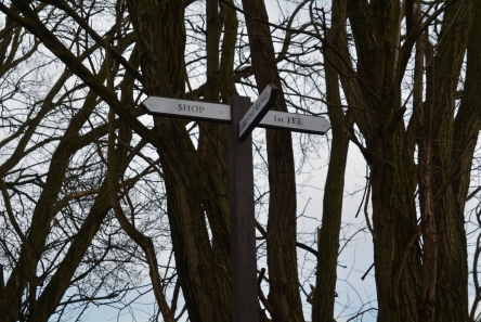 directional finger post for golf course